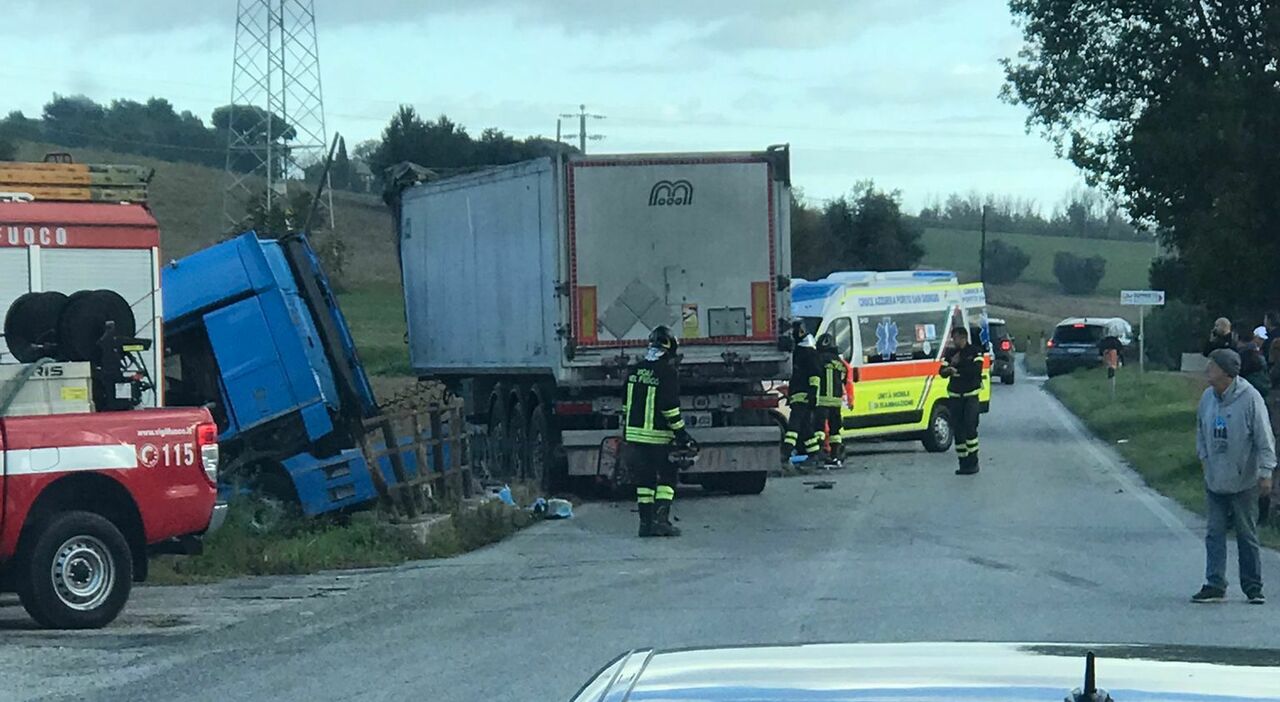 Tragico scontro tra auto e camion sulla Valdete: morta una donna, tre feriti: strada chiusa al traffico