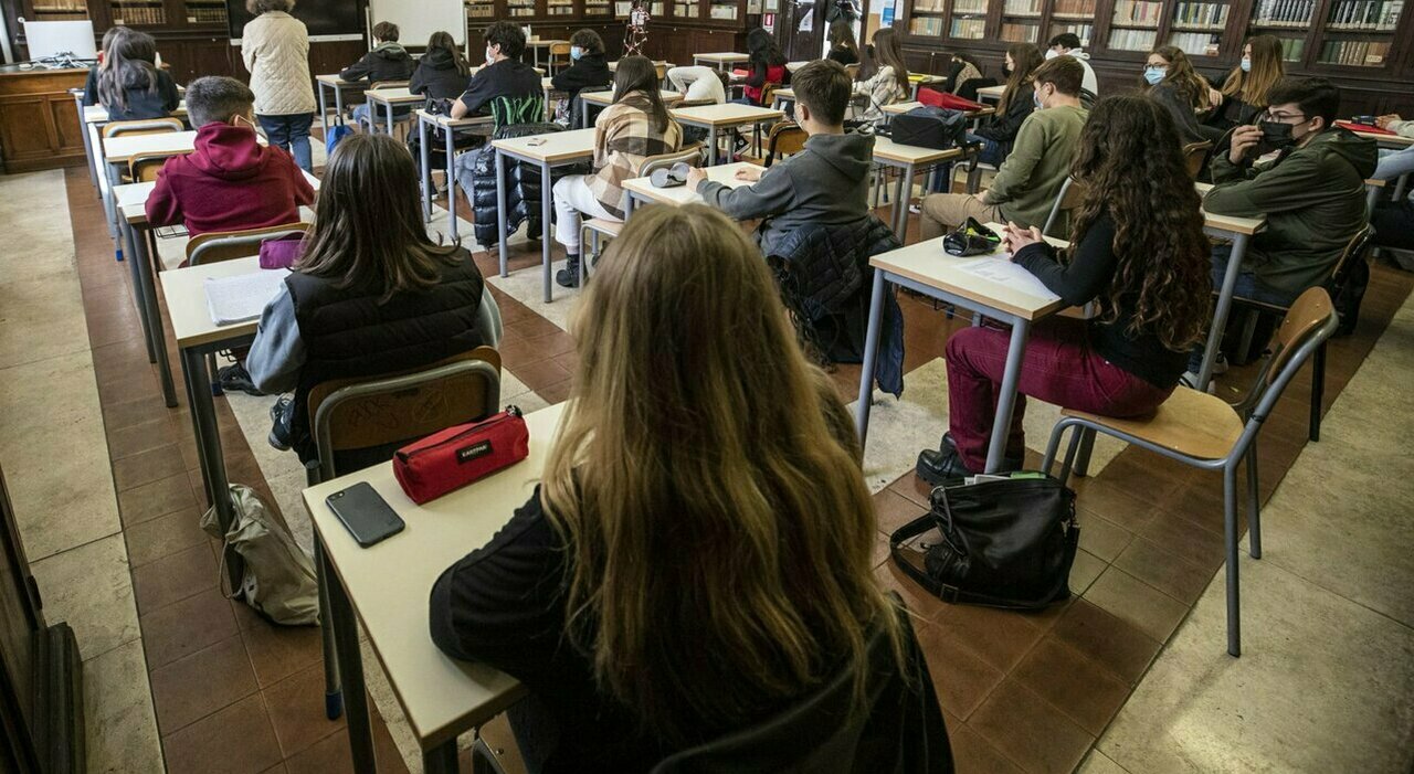 Bidello palpa sul sedere studentessa minorenne, assolto dal giudice: «Solo  una manciata di secondi»