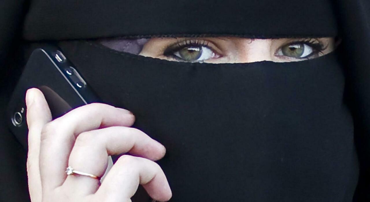 Niqab, proposta di legge per vietare i volti coperti nei luoghi pubblici: non solo il velo ma anche mascherine e occhiali da sole