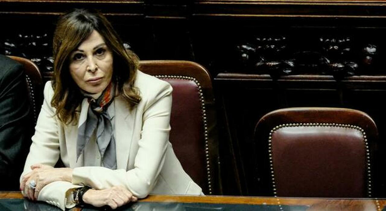 Santanchè, mozione di sfiducia in Aula: la ministra lasciata sola sceglie il silenzio. ?Il centrosinistra: «Vergogna»