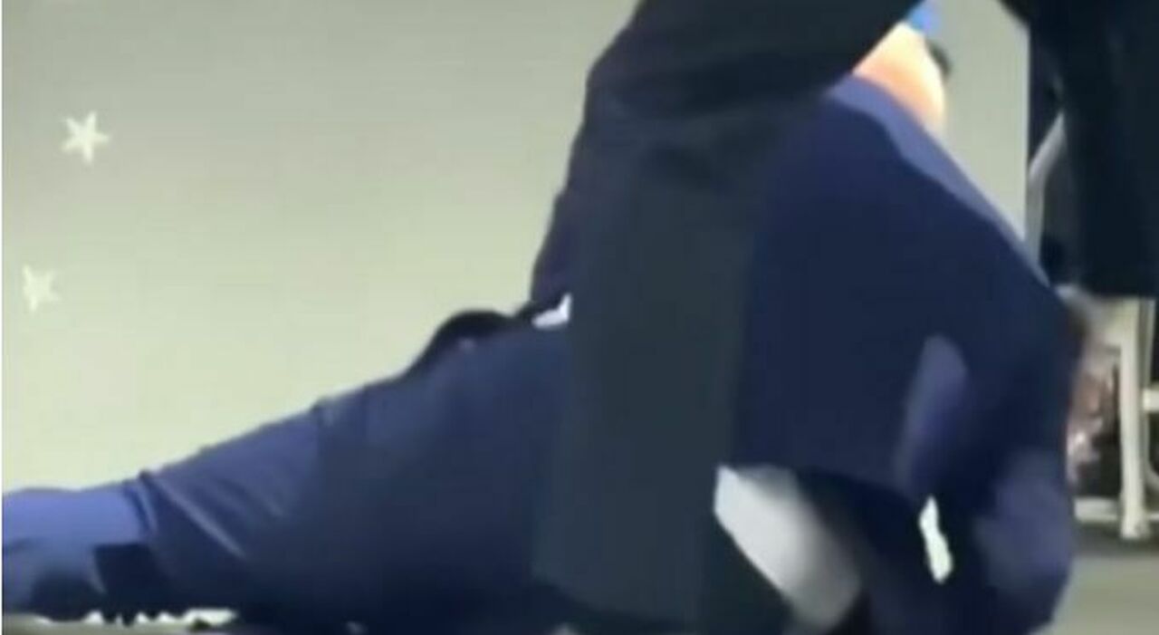Biden cade sul palco durante la cerimonia dell