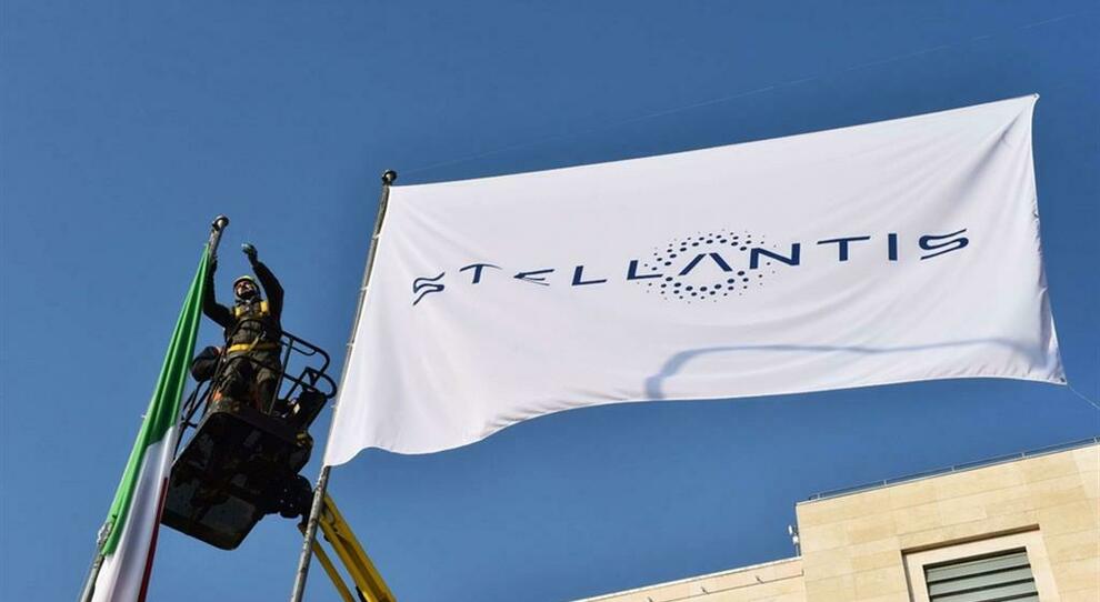 La bandiera con il nuovo logo Stellantis