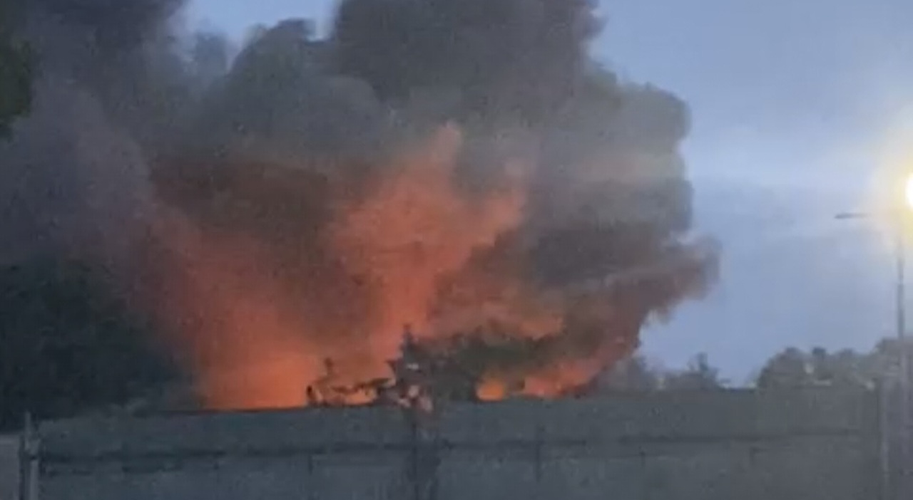 Incendio a Pozzuoli: corto circuito, in fiamme sei furgoni del latte