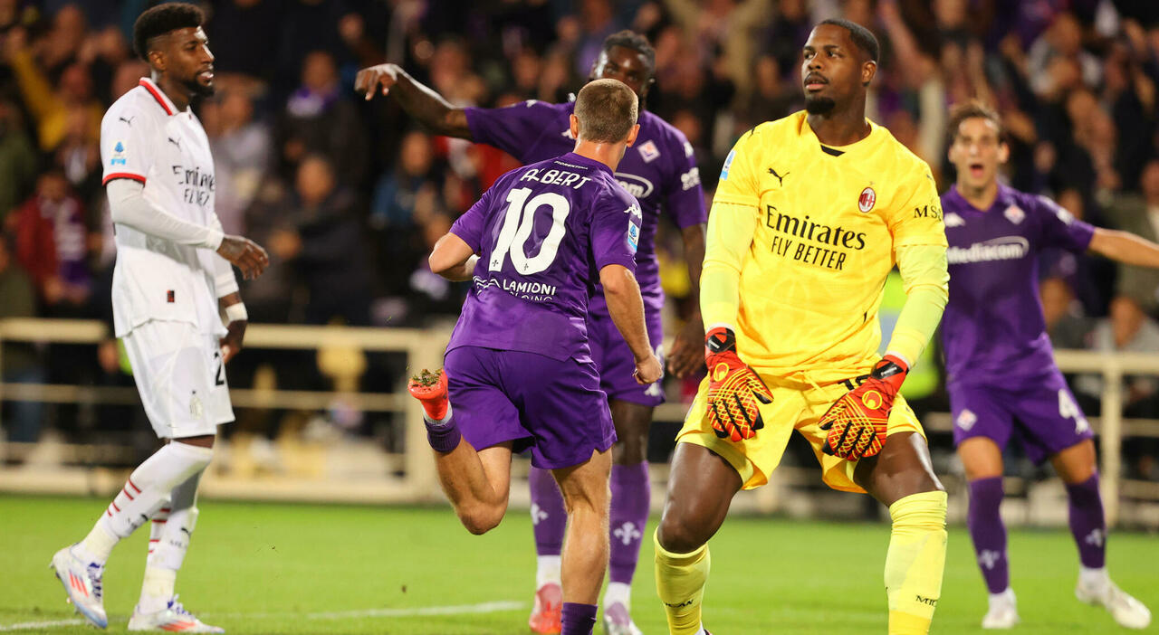 La Fiorentina batte 2-1 il Milan: decisivo Gudmundsson, non basta Pulisic. De Gea para due rigori