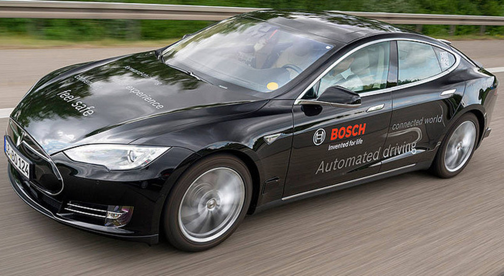 Una Tesla a guida autonoma in partnership con Bosch