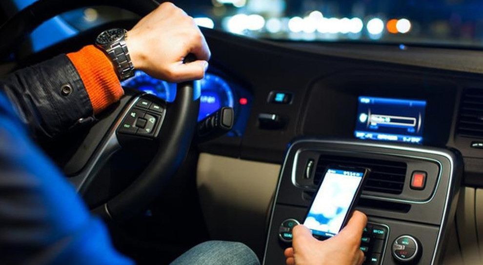 Smartphone al volante, le multe quadruplicano: fino a 2.588 euro più sospensione della patente per due mesi