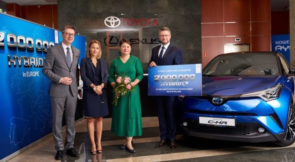 La 2milionesima Toyota ibrida per l Europa è una C-HR, consegnata dalla concessionaria Radosc di Varsavia alla signora Magdalena Sbolewska-Bereza