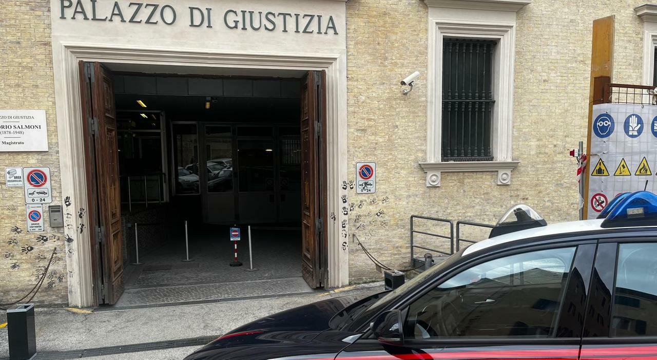 Le abborda sui social, poi le fa drogare. Anconetano (identificato dalla targa) a processo per gli abusi su due ragazzine di 15 e 14 anni del Maceratese.