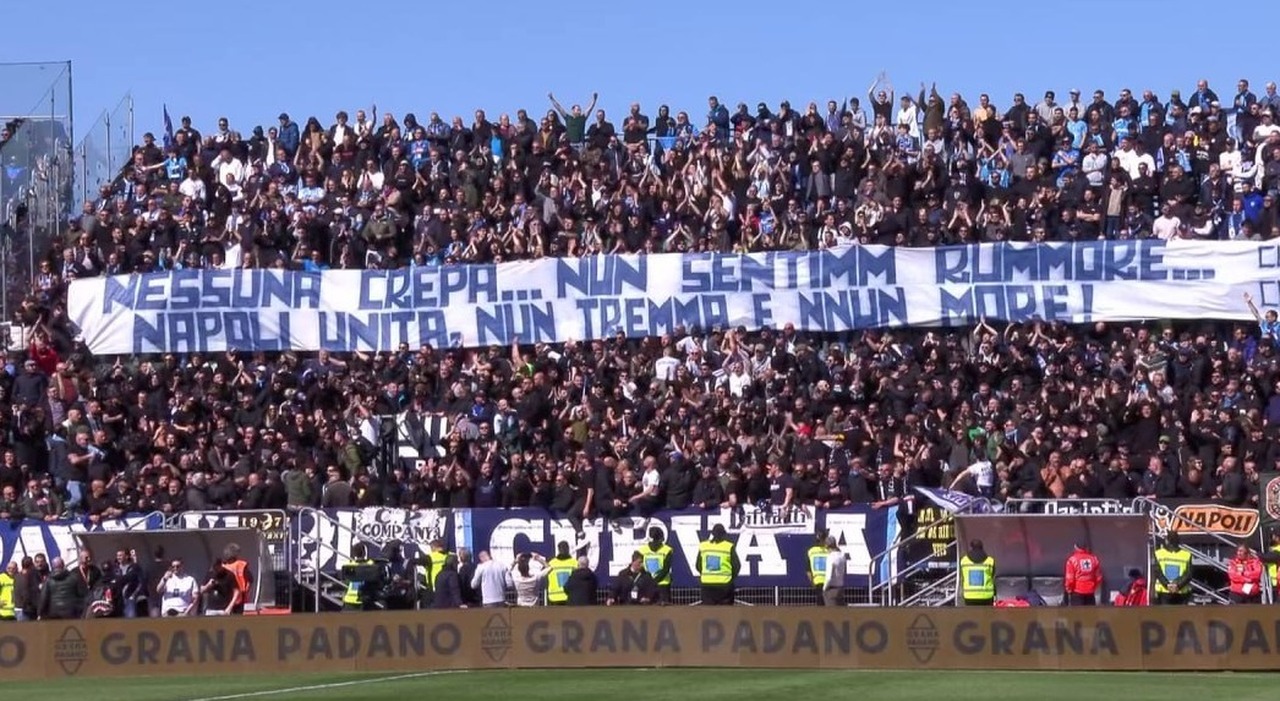 Bradisismo Campi Flegrei, striscione durante Venezia Napoli: «Tremma e nnun more!»