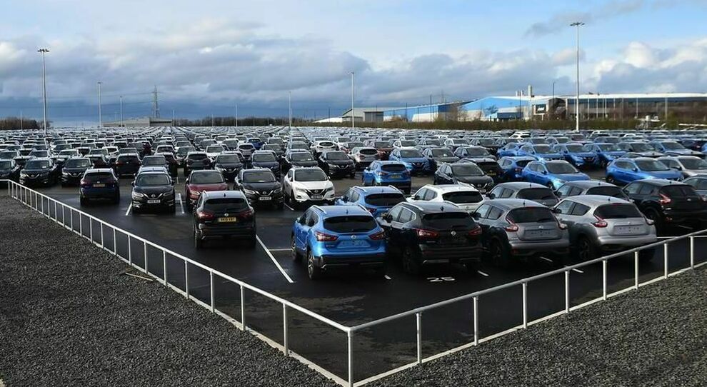 Un parco auto con nubi minacciose all'orizzonte in previsione di vendite crollate nel 2020