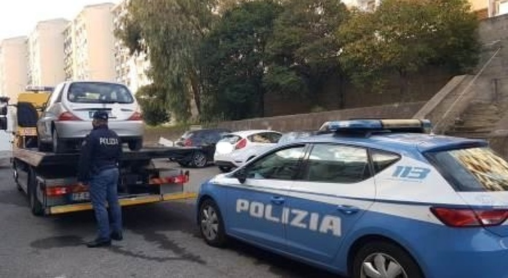L'auto rubata donata alla moglie portata via dal carroattrezzi della Polizia