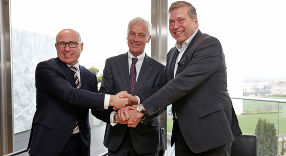 Da sinistra Bernhard Maier, CEO di ŠKODA Auto, Matthias Müller, CEO di Volkswagen AG e Günther Butschek, CEO e Managing Director di Tata Motors Ltd.