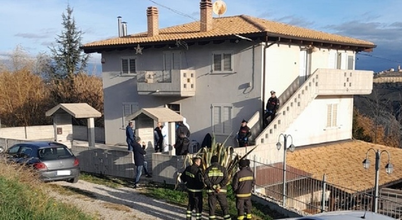 Uccide la moglie a coltellate ad Ascoli, in casa presenti i figli: l