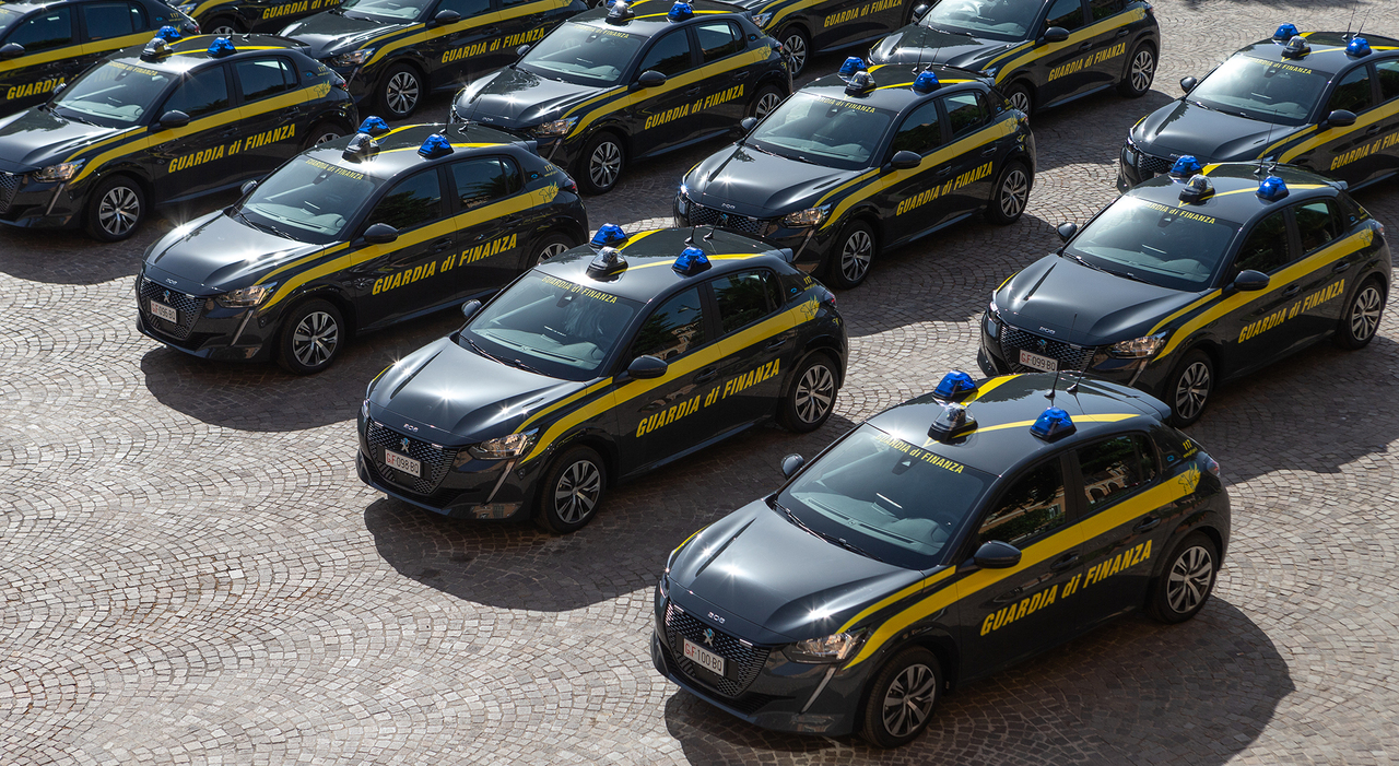 Alcune delle 30 Peugeot e-208 100% elettriche destinata alla Guardia di Finanza