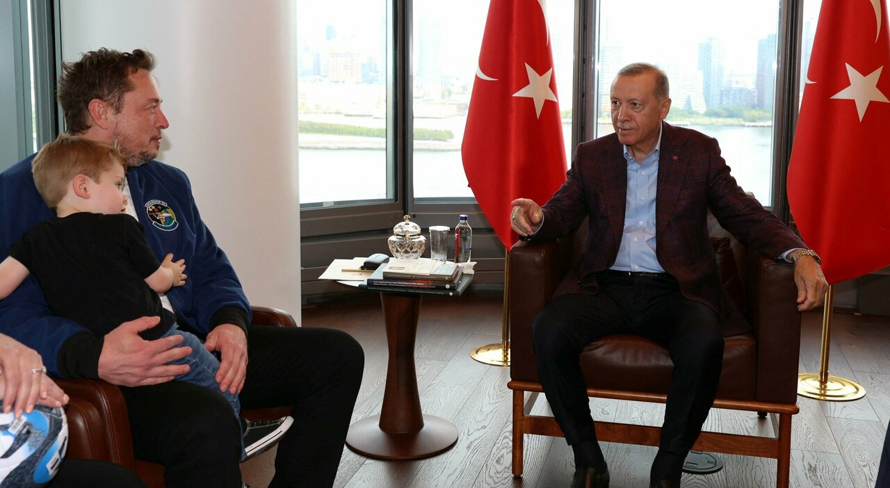 Il presidente turco Recep Tayyip Erdogan (a destra) ha incontrato Elon Musk alla Turkish House, vicino alle Nazione Unite