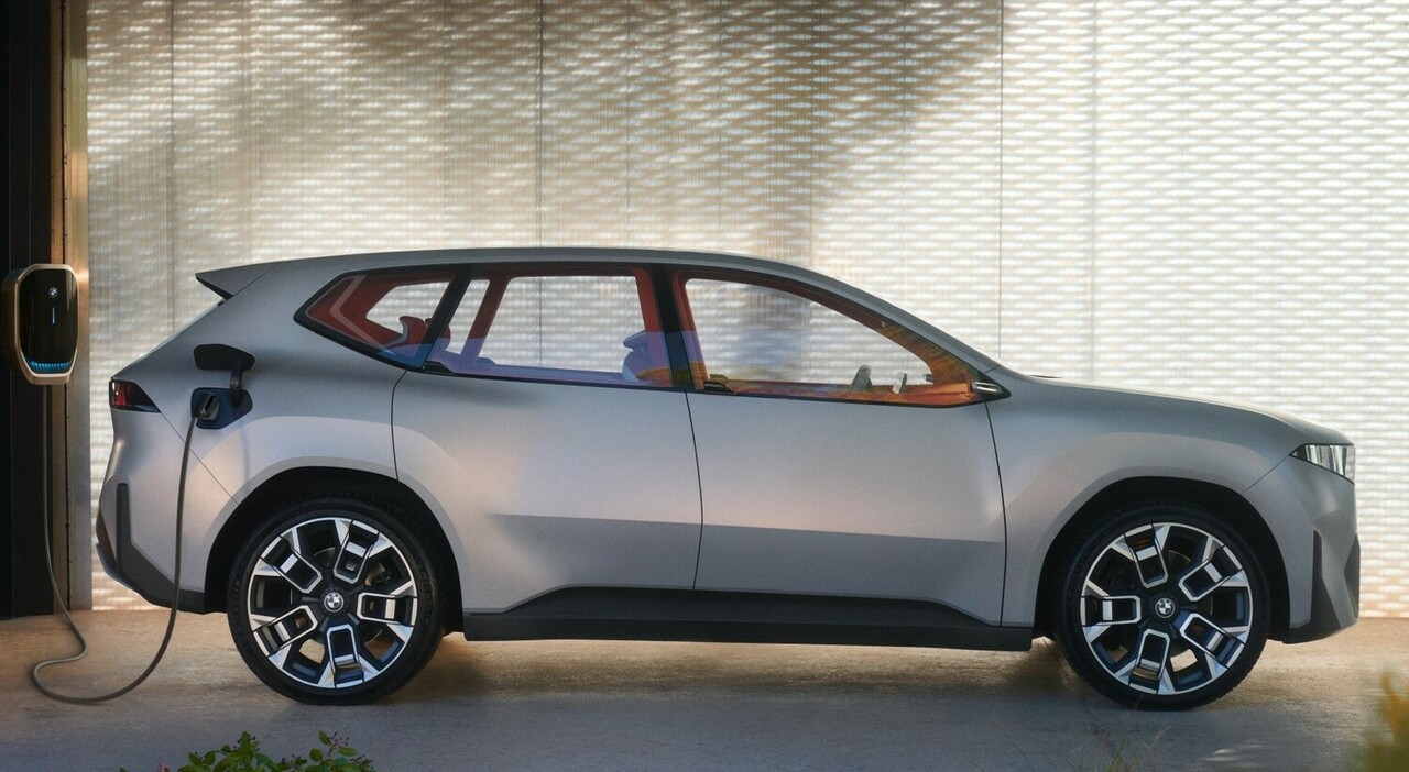 La BMW Vision Neue Klasse X prefigura lo stile delle vetture derivate dalla omonima piattaforma elettrica del costruttore di Monaco. I primi due modelli su di essa basati debutteranno l'anno prossimo.