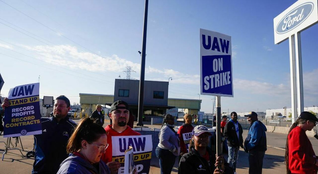 Lavoratori Ford in sciopero