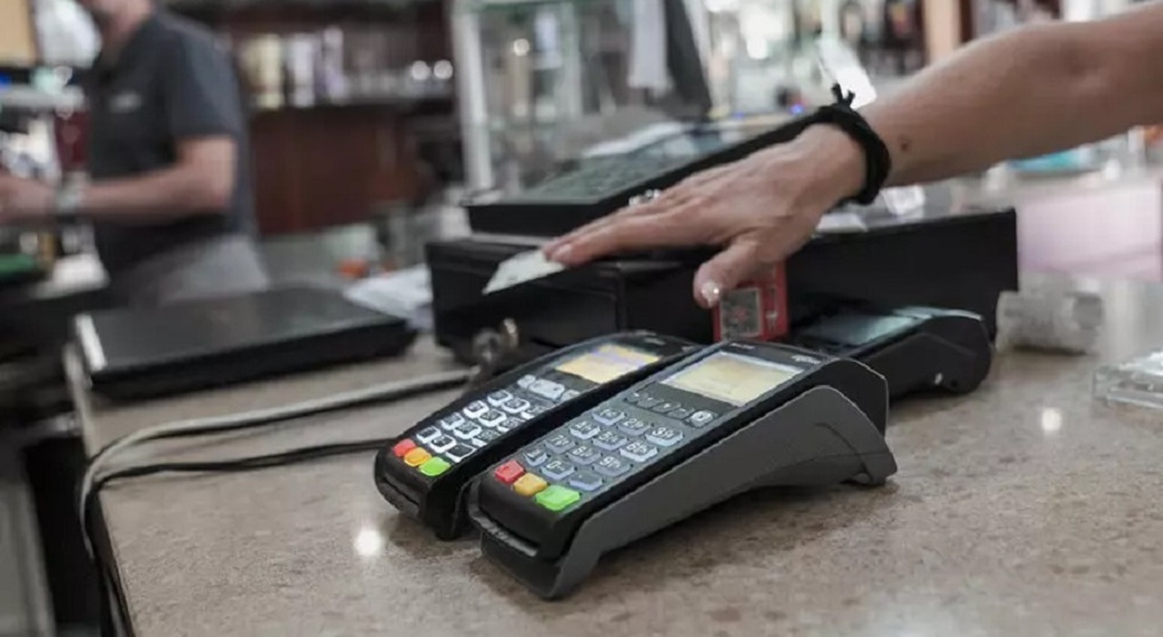 Blocco pagamenti su Pos e Bancomat, continuano i problemi sulla rete Worldline. Cosa sta succedendo: «Non si sa quando verranno risolti»