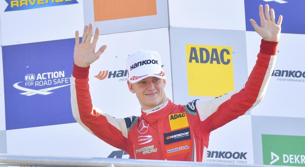 Mick Schumacher festeggia il titolo europeo di Formula 3 sul podio di Hockenheim in Germania dove si è laureato campione grazie al secondo posto ottenuto nella seconda delle tre gare dell’ultima prova della stagione