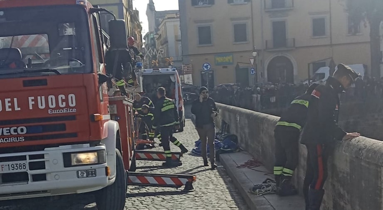 Donna si lancia dal ponte Romano sul Volturno a Capua, salvata da una vigilessa e vigili del fuoco