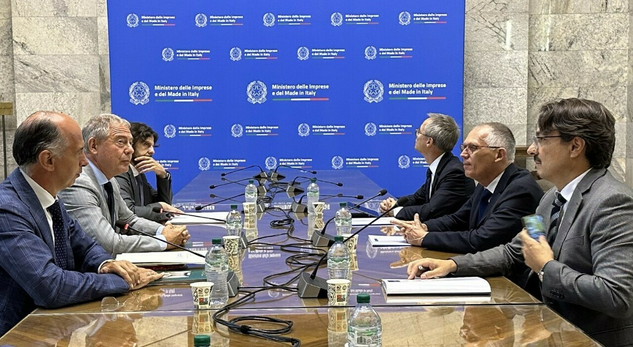 l’amministratore delegato Carlos Tavares al tavolo con il ministro Adolfo Urso al Mimit in un incontro nei mesi scorsi