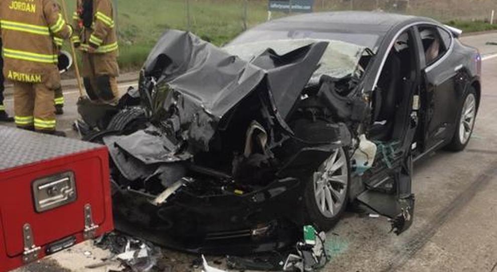 L'incidente della Model S contro il mezzo dei Vigli del fuoco