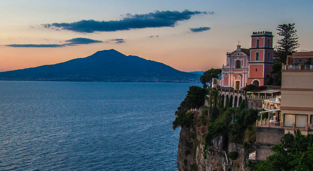 Vico Equense, lavoratori abusivi in un hotel: il blitz della Guardia di Finanza