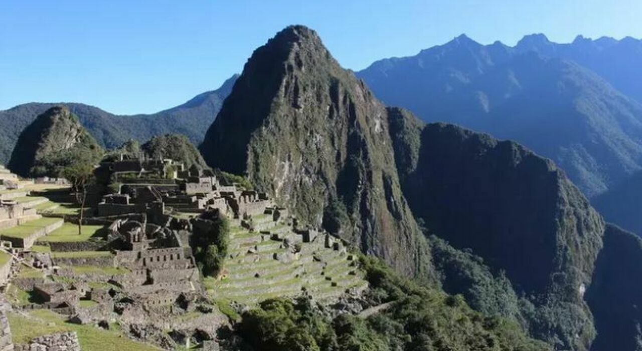 Perù incidente, bus di turisti esce fuori strada a Machu Picchu e precipita per 15 metri: 6 italiani gravemente feriti