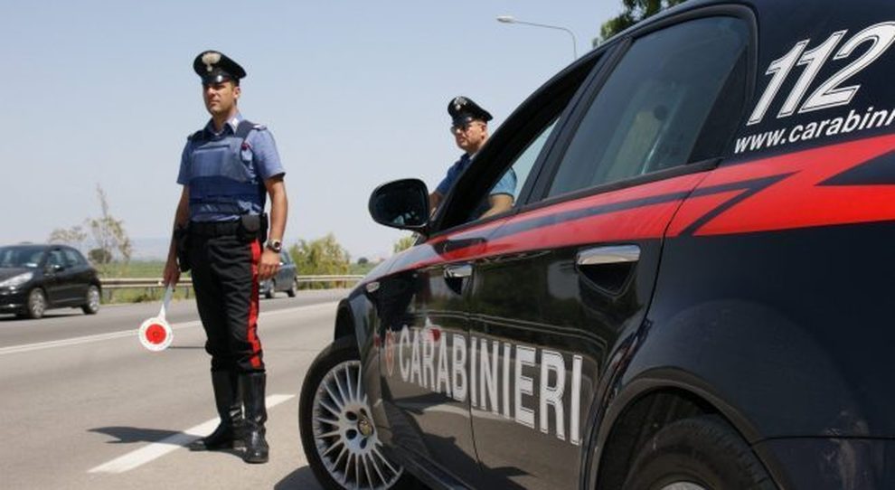 Lampeggia per segnalare posto di blocco, multato. “Sfanala” anche all'auto del comandante dei carabinieri