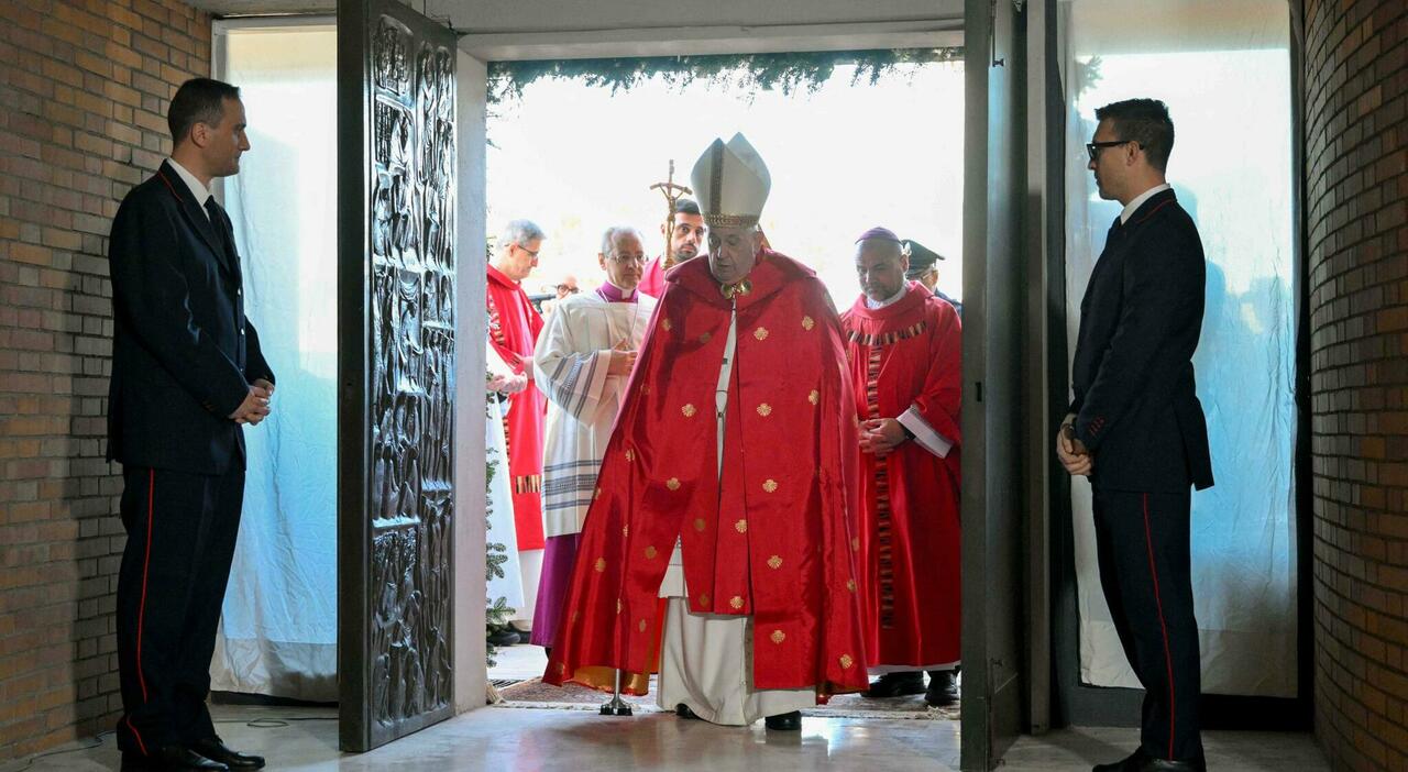 Papst Franziskus die Heilige Pforte im Gefängnis von Rebibbia