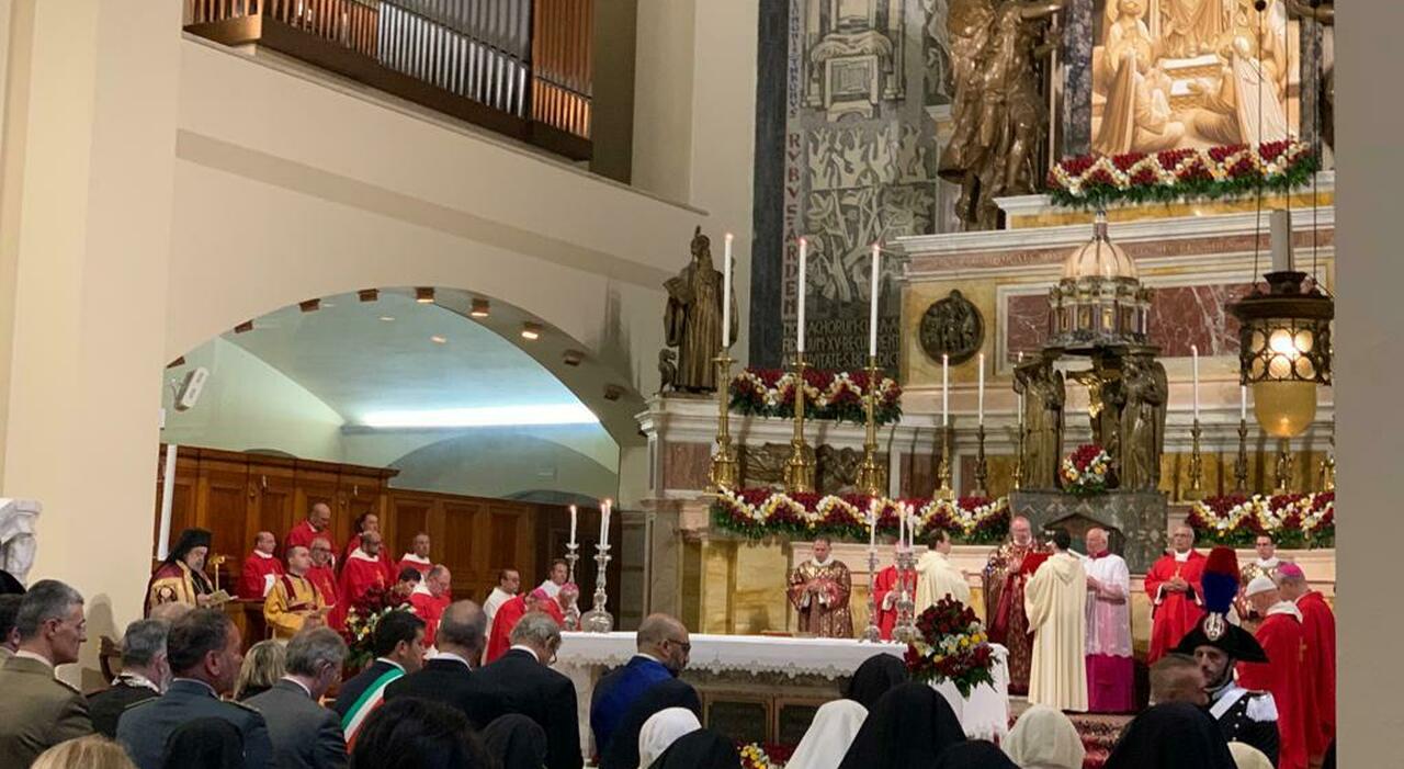 Giubileo, il cardinale Parolin a Montevergine: «Affidiamo alla Madonna il mondo che cerca la pace»