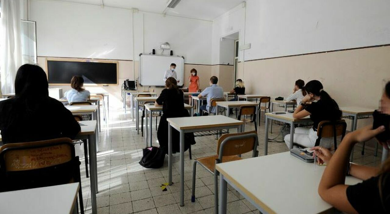 Professore violenta studentessa 13enne a scuola, la denuncia: «Bussava in  classe durante la lezione e la faceva uscire»