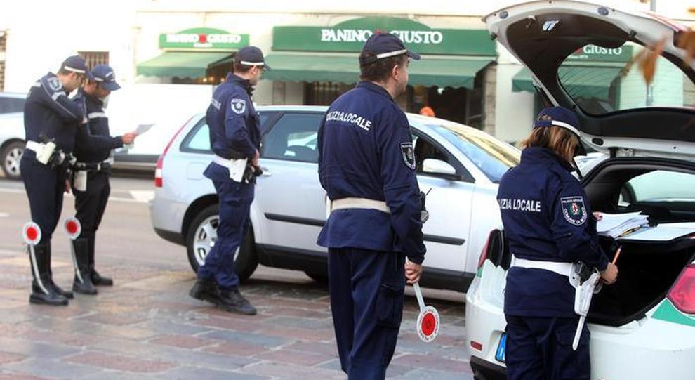 Milano Ubriaca E Drogata Al Volante Investe Con L Auto Tre Vigili Urbani