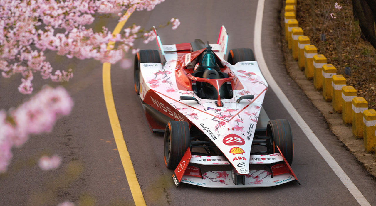 La Nissan di Formula E con i colori cuo cui correrà a Tokyo, l'E-Prix de casa