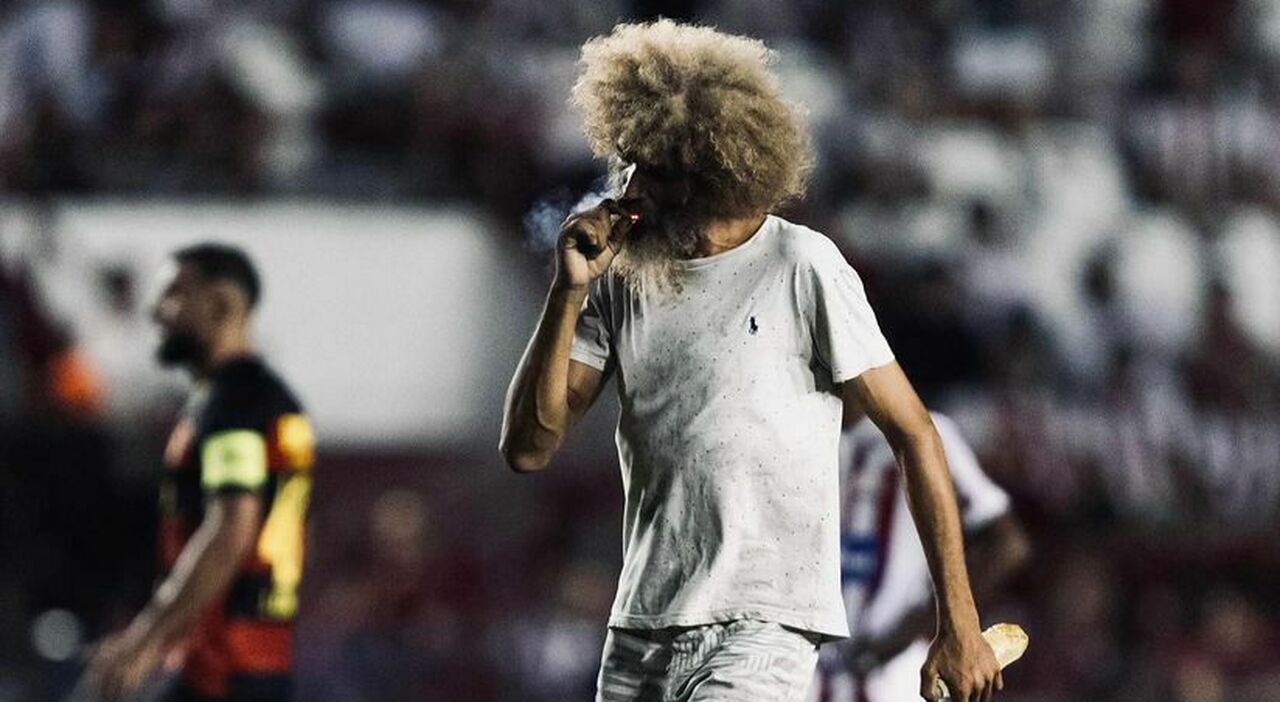 Incidente inusual en el partido entre Náutico y Sport Recife: un aficionado invade el campo