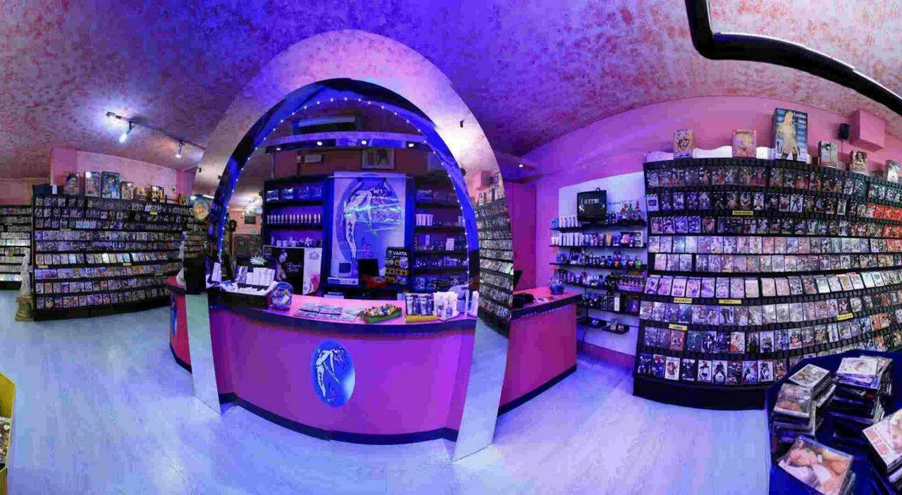 Il sexy shop Le Tentazioni chiude dopo 30 anni. «Ora si compra online. Da  noi sono passate le pornostar più famose»