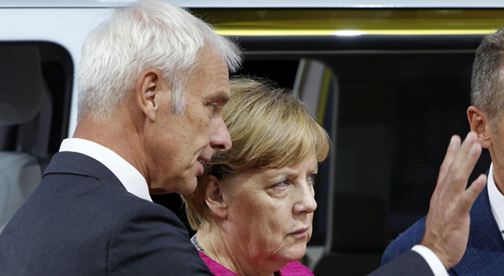 La cancelliera tedesca Angela Merkel insieme al ceo del gruppo Volkswagen Matthias Mueller