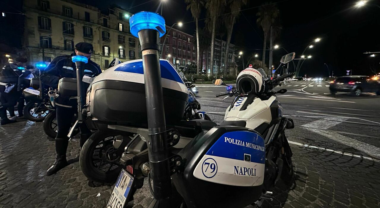 Napoli, una notte con la polizia municipale: tra abusivi, alcol, incidenti e terremoto