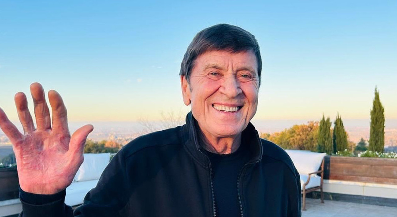 Gianni Morandi compie 80 anni, dal matrimonio da favola con Laura Efrikian agli anni bui: la rinascita con Mogol, la festa Champions con il suo Bologna