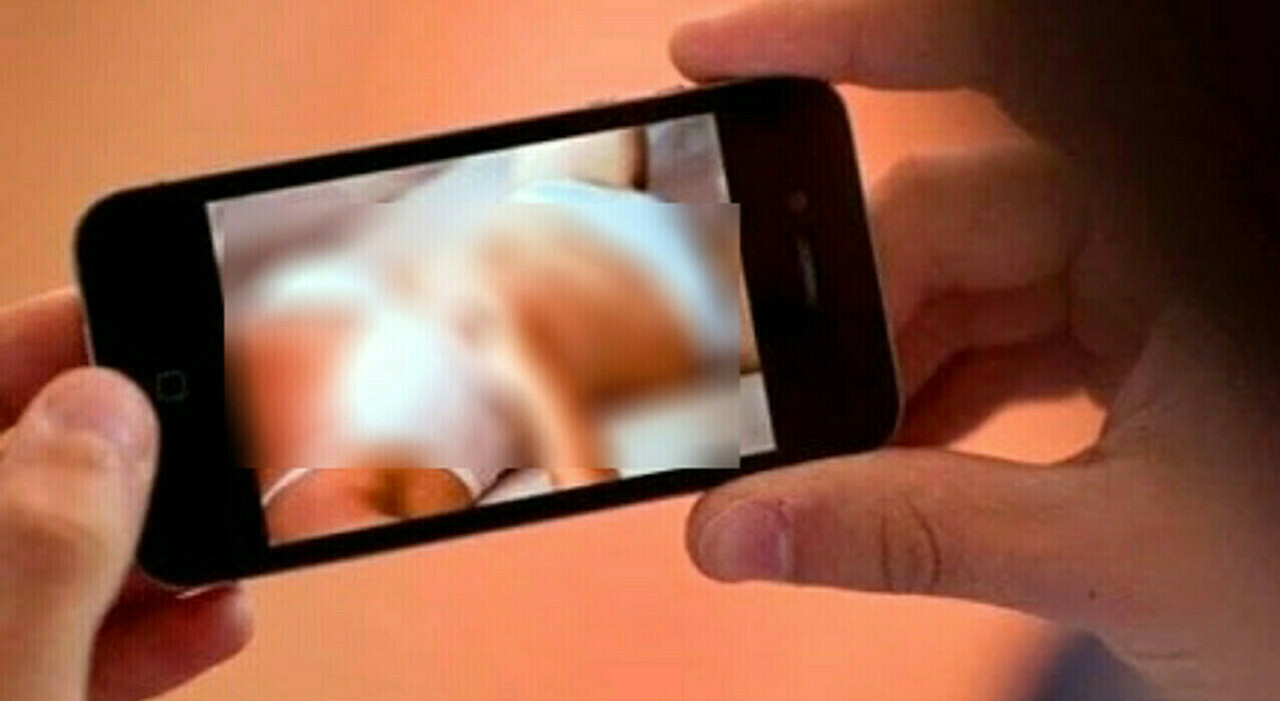 Filma lex compagna con telecamere nascoste, poi diffonde il video online:  voleva vantarsi con gli amici