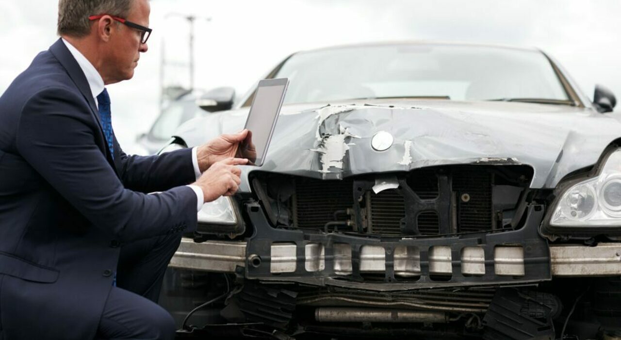 Una perizia sui danni all'auto dopo un incidente