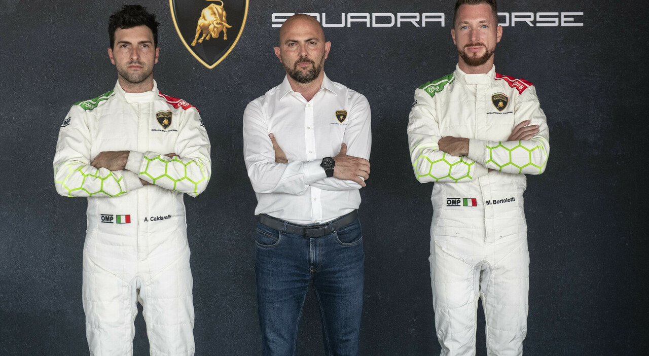 Da sinistra, Andrea Caldarelli e Mirko Bortolotti, i piloti selezionati per il programma LMDh da Lamborghini. Al centro Giorgio Sanna, capo del reparto Motorsport di Lamborghini