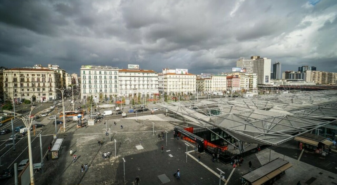 Napoli, donna colpita alla testa da una piastra metallica caduta da un balcone a Piazza Garibaldi: accertamenti in corso