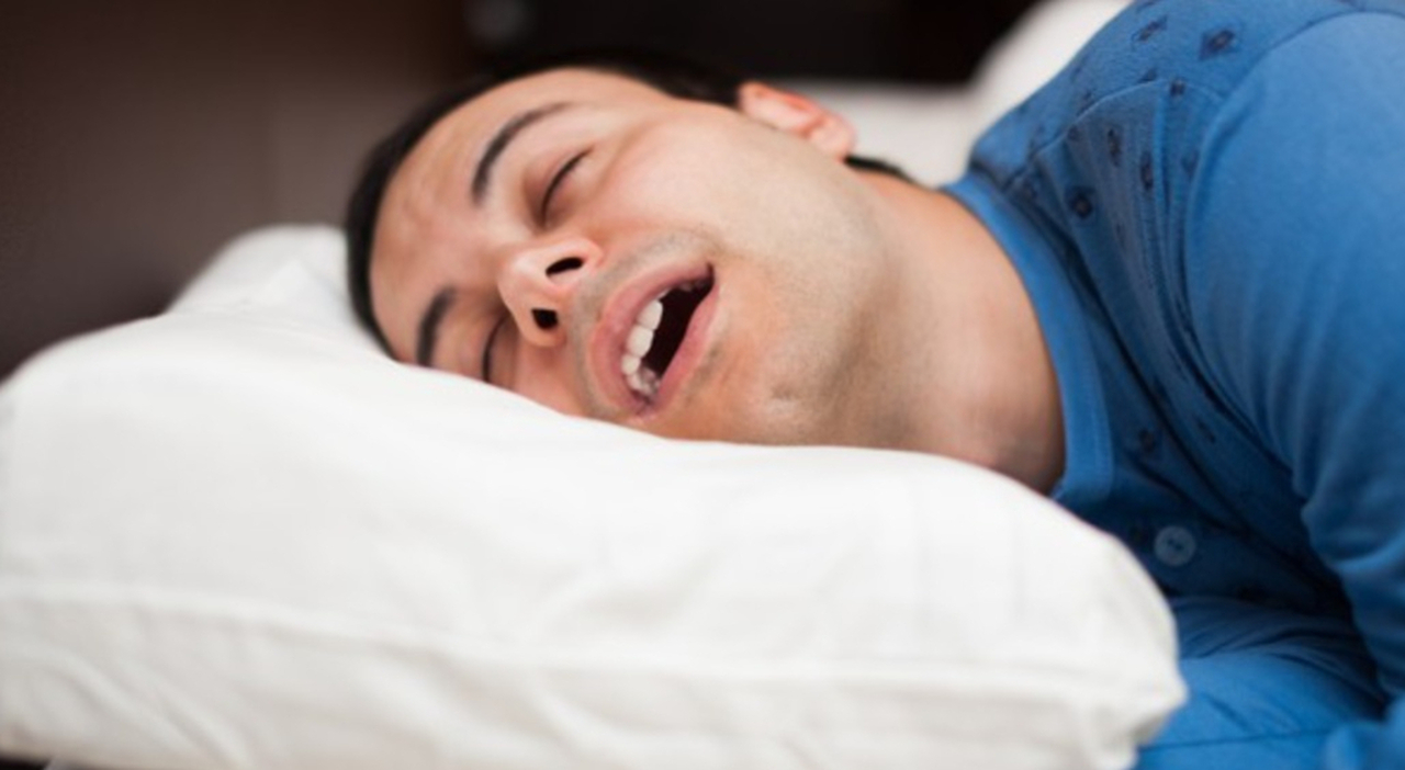 In arrivo il cuscino che ti fa smettere di russare: «Sposta la testa quando  sente il rumore»