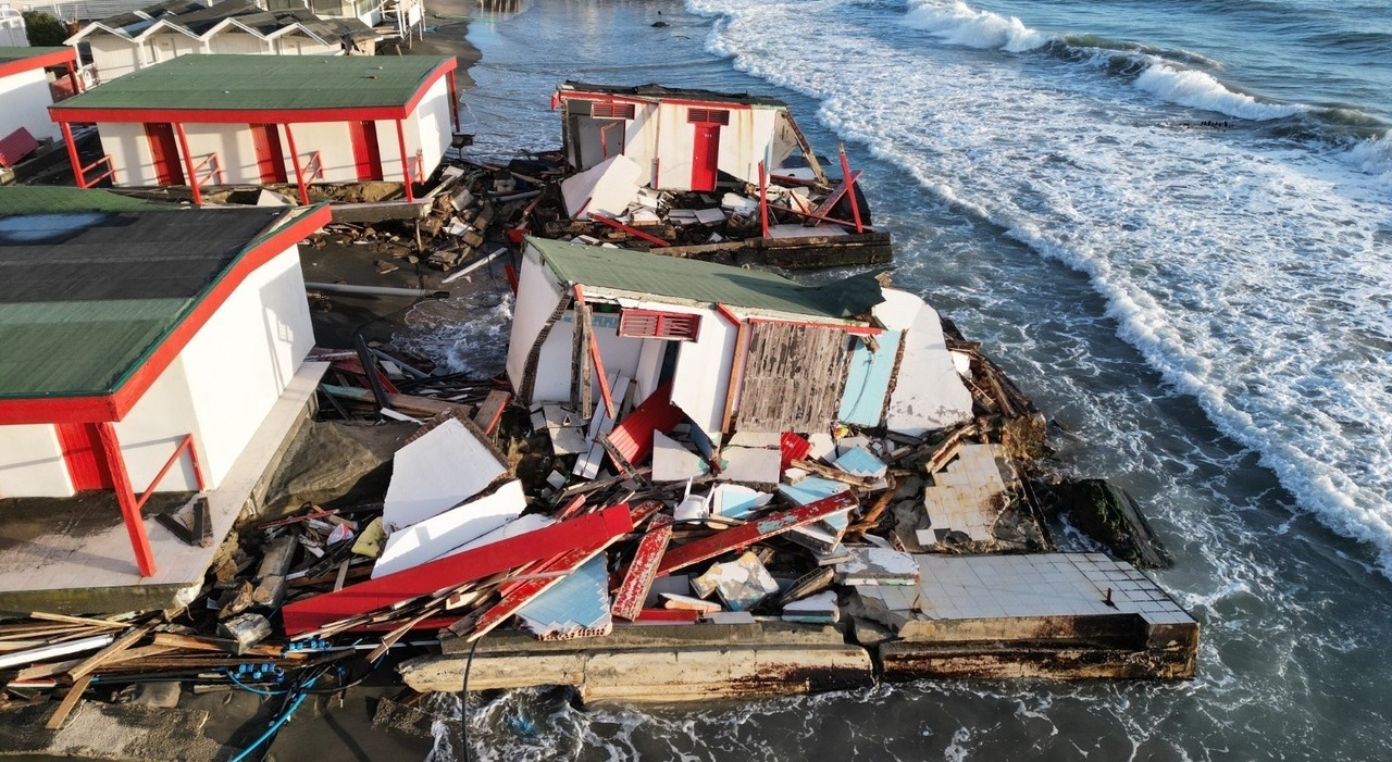 Schwere Sturmschäden an der römischen Küste, Surfer und kleine Boote in Gefahr