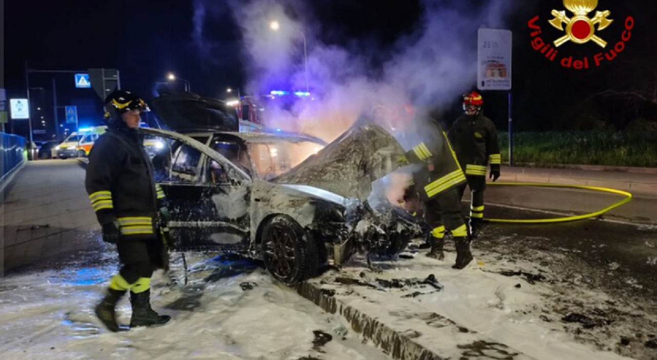 Auto esce di strada, 21enne muore carbonizzato: «Correva, forse un ...