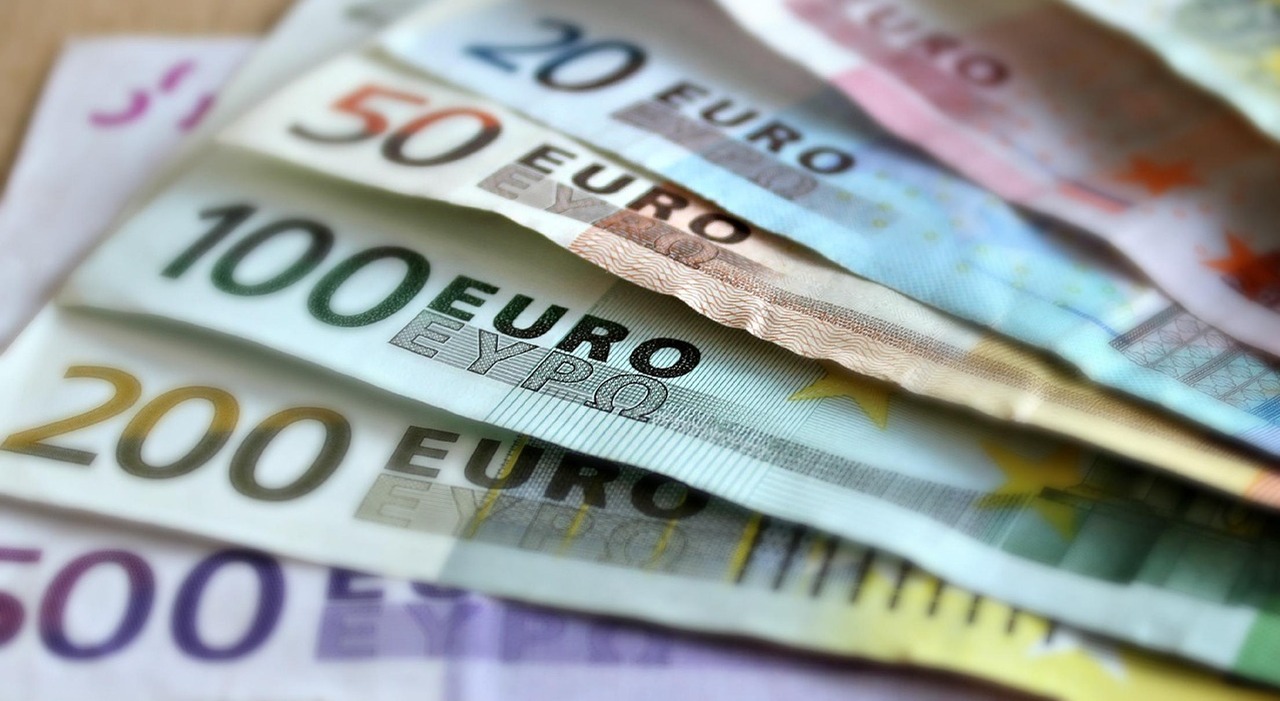 Bonus Befana da 100 euro con le tredicesime: quande arriva, come funziona e  i requisiti. Leo: «Vogliamo aiutare le famiglie»