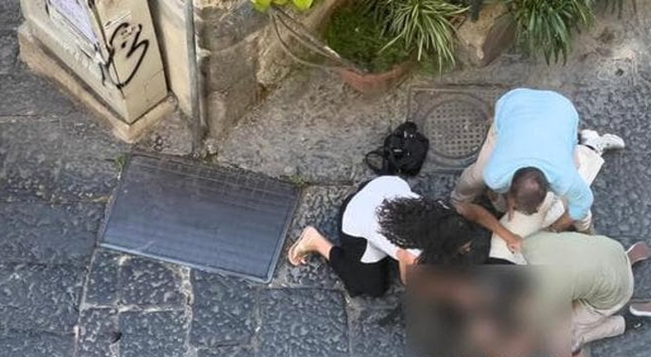 Napoli, piastra cade da un balcone e colpisce donna: è gravissima, forse è stata lanciata