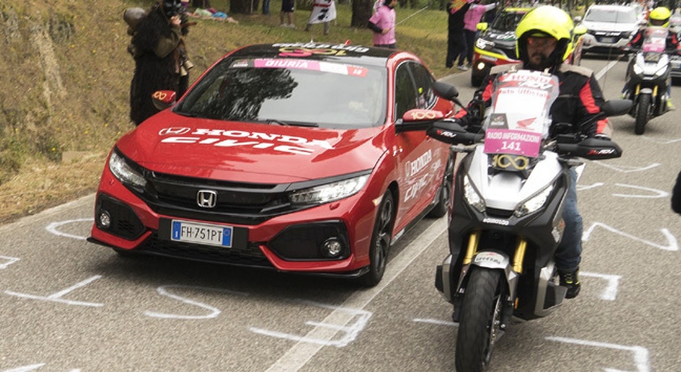 La Civic e l'X-ADV, i due gioielli di Honda alla testa di una tappa del Giro d'Italia