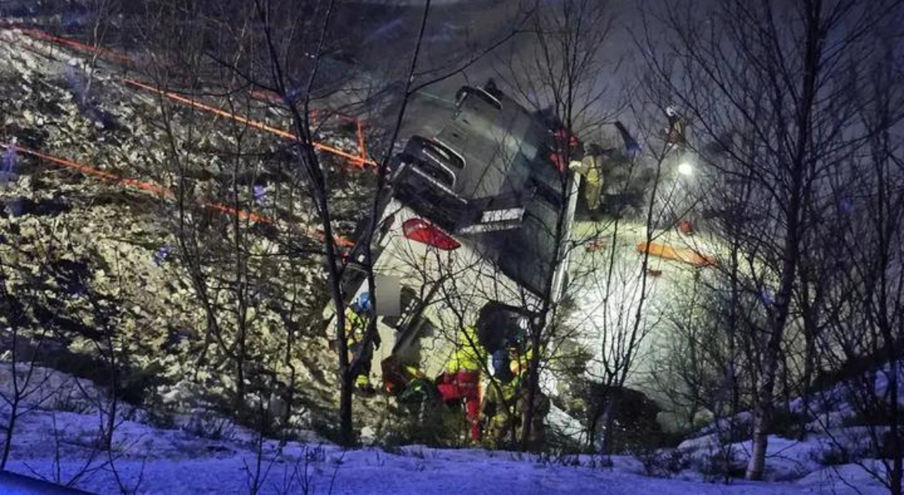 Bus sbanda e finisce in un mare in Norvegia: «A bordo c